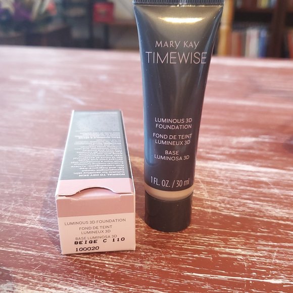 Beige C 110 (Cool) Luminous 3D Foundation Normal to Dry Skin TimeWise® - Picture 3 of 3